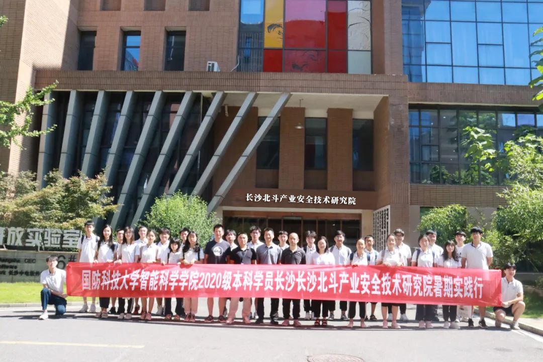首期北斗科技創(chuàng)新實訓班圓滿結(jié)束.jpg